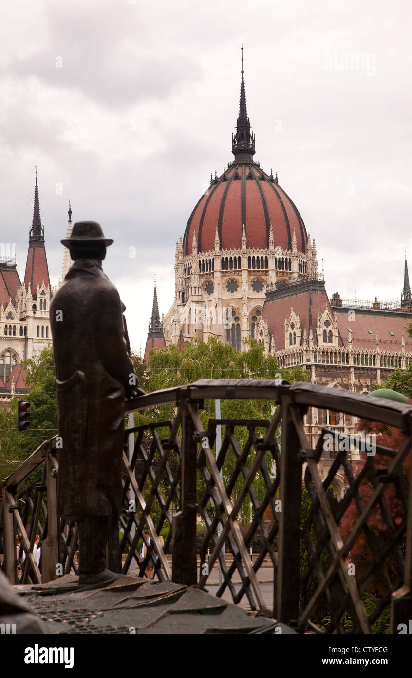 Ungheria, Budapest, Imre Nagy statua e il Parlamento bld. Foto Stock