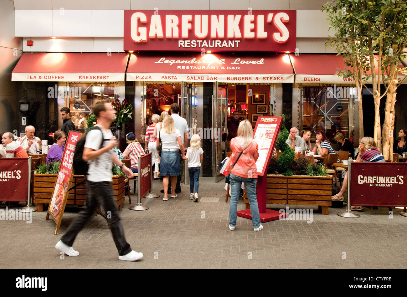 Persone presso il ristorante Garfunkels, O2 Arena, London REGNO UNITO Foto Stock