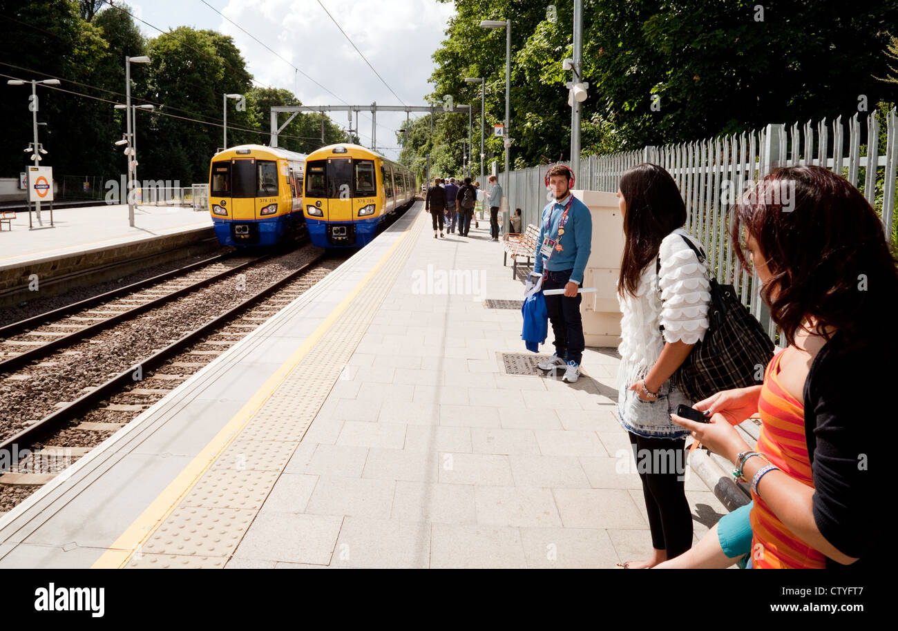 I passeggeri in attesa di un treno presso la piattaforma, Canonbury station, London Overground, London REGNO UNITO Foto Stock