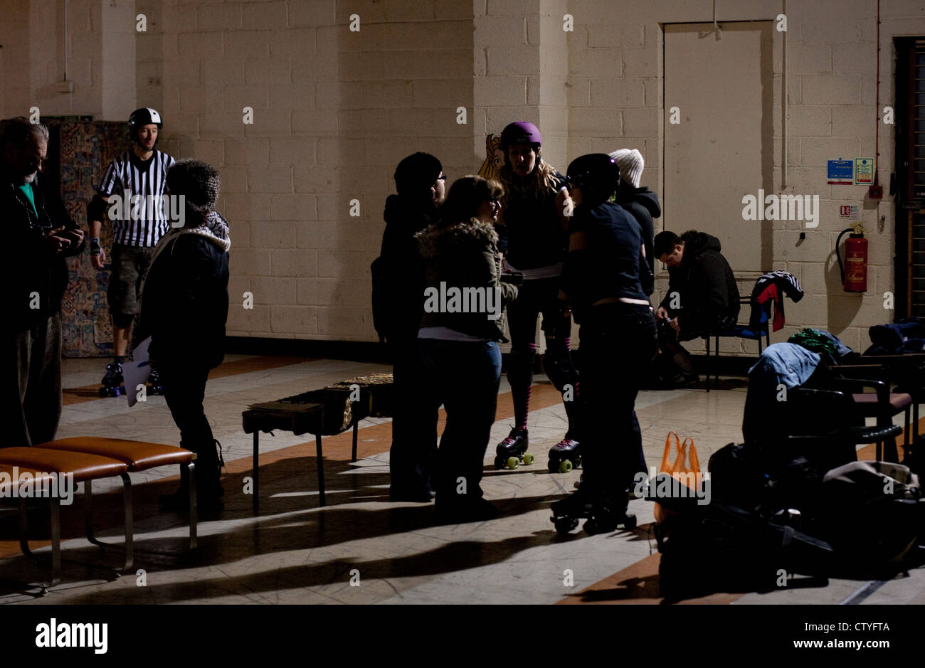 Romsey Town Rollerbillies roller derby ragazze a una sessione di formazione Foto Stock