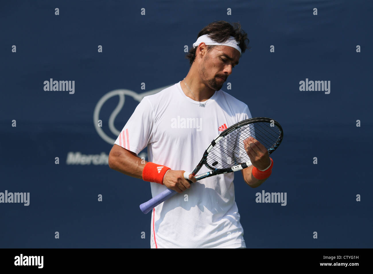 Maschio di giocatore di tennis Racchetta di fissaggio della tensione della stringa Foto Stock