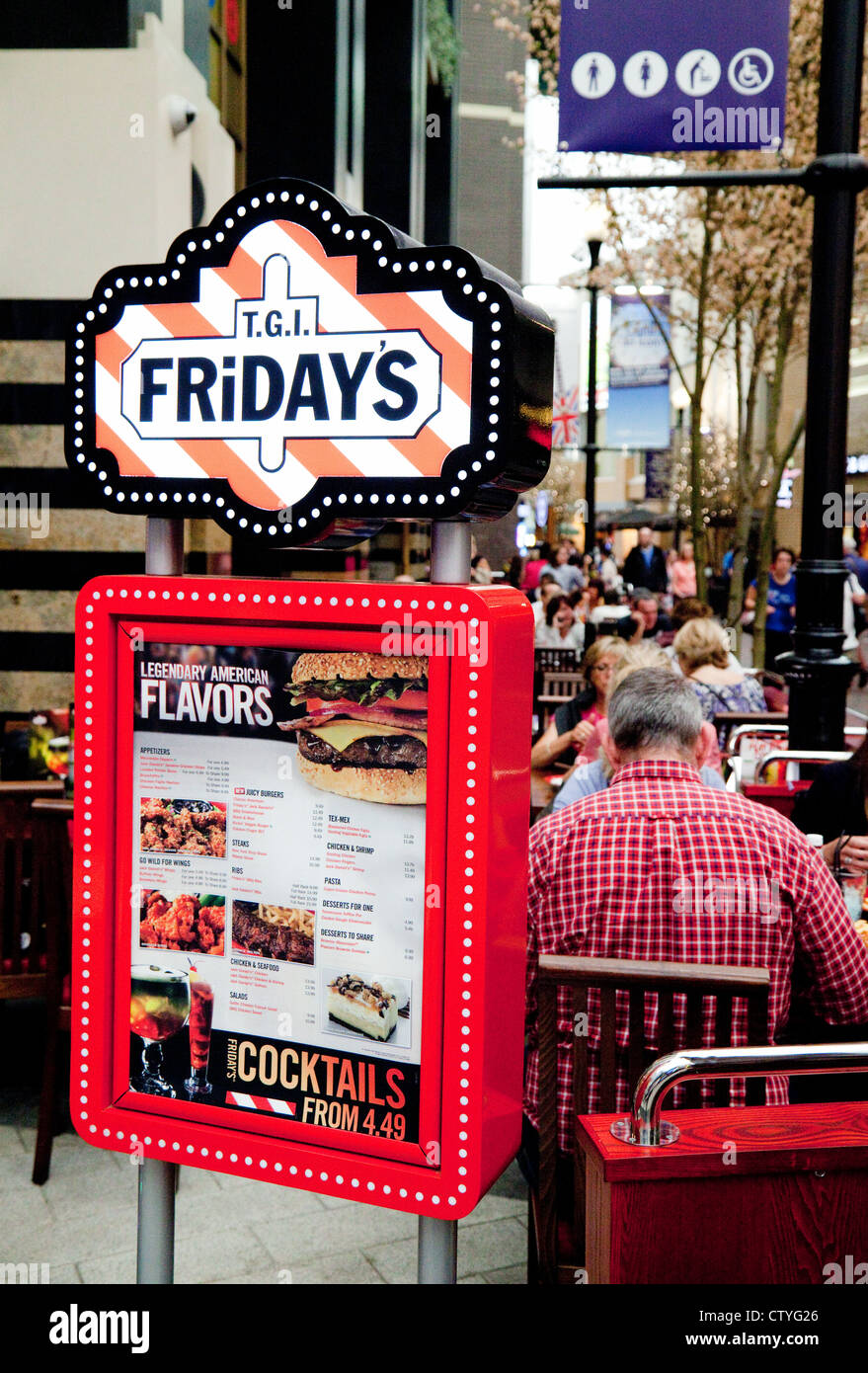 Persone mangiare presso il TGI Fridays offre il ristorante arena O2, Greenwich London REGNO UNITO Foto Stock