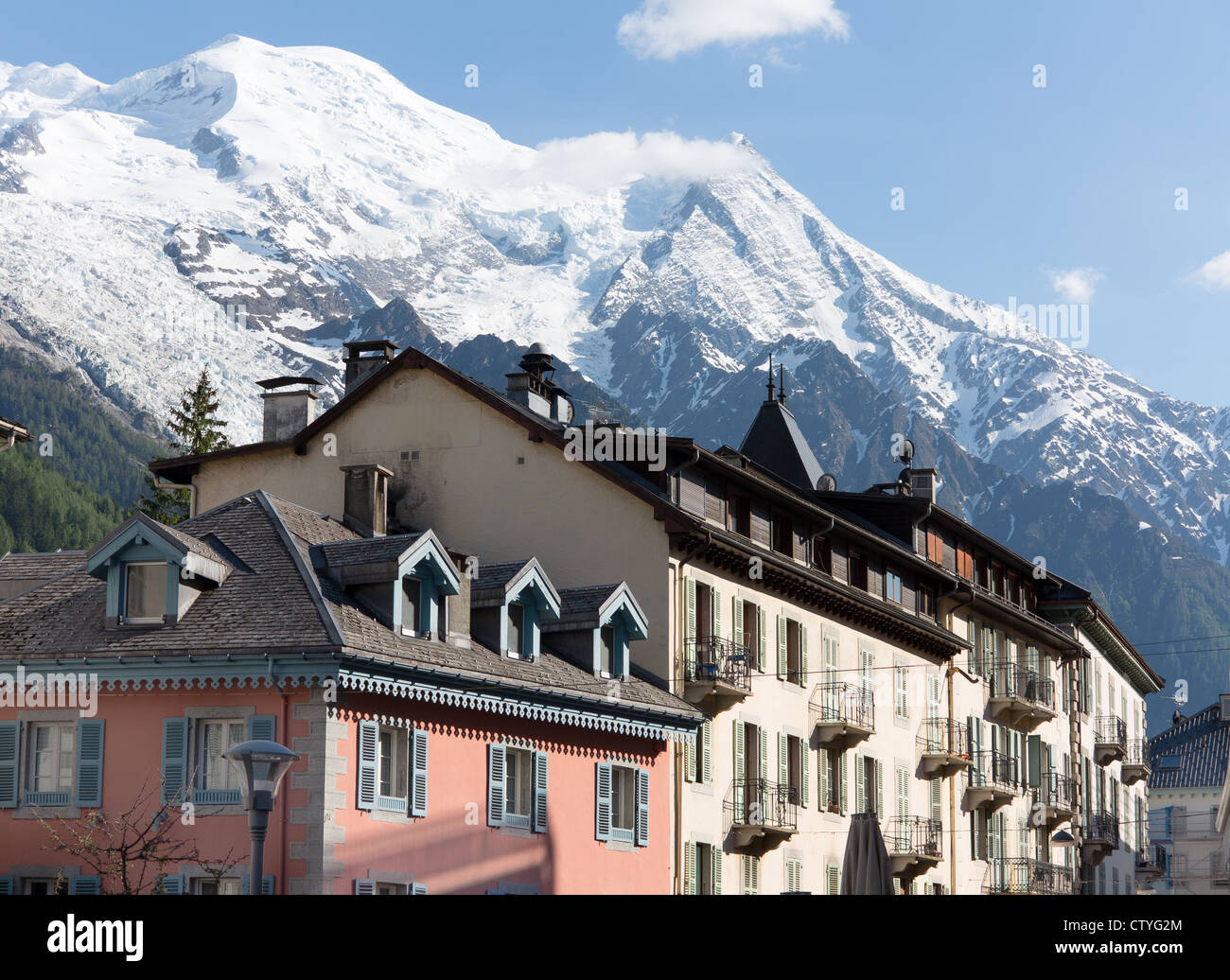 La stazione sciistica di città di Chamonix in Francia è dominata dalle Alpi e in particolare il Mont Blanc Foto Stock