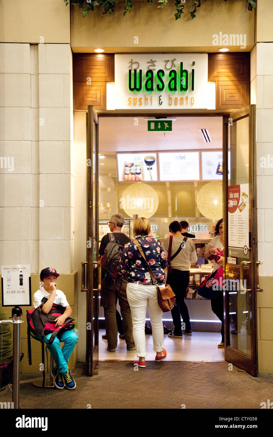 Chi entra in un Wasabi cucina Giapponese ristorante, London REGNO UNITO Foto Stock
