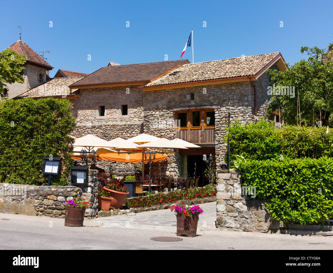 Tradizionale casa di pietra ristorante sulla sponda meridionale del lago di Ginevra a Yvoire, Francia Foto Stock