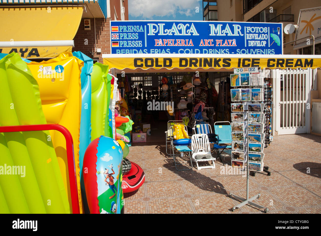 Materassi di aria nella parte anteriore del negozio di souvenir a Benidorm,  Spagna Foto stock - Alamy