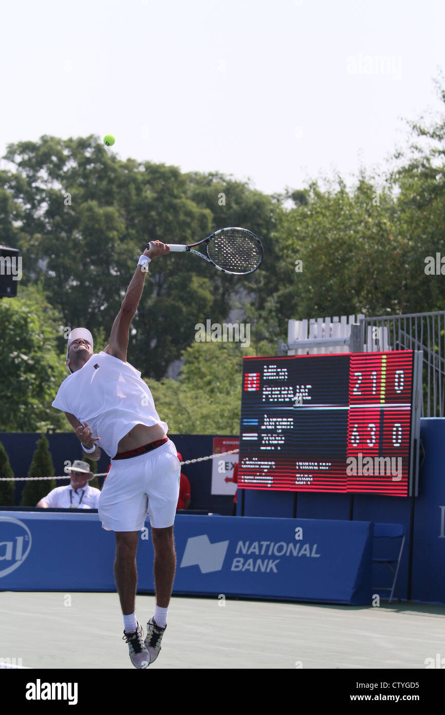 Servizio di tennis maschile player serve scoreboard Foto Stock