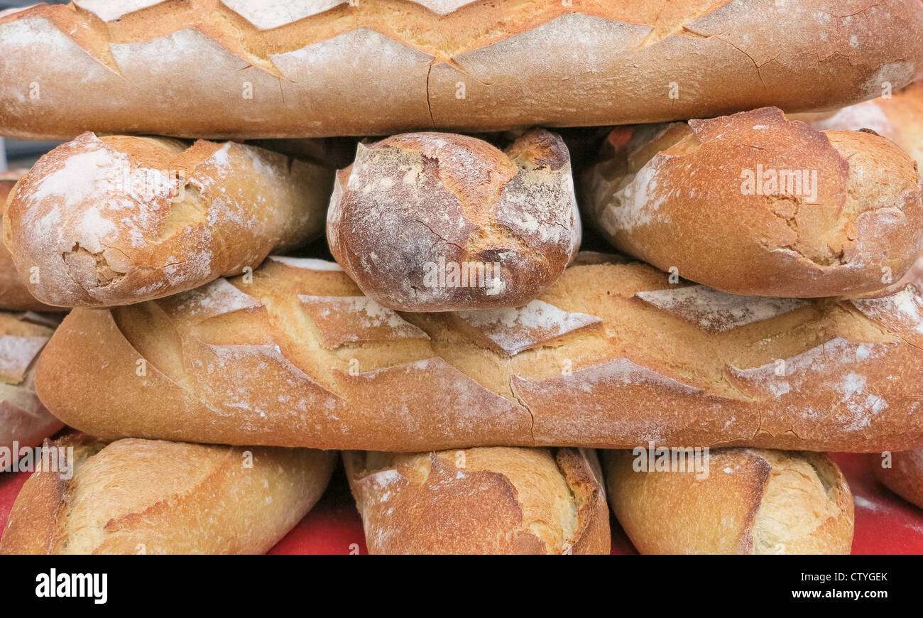 Una pila di crosta di pane francese noto come baguette, manganelli, o bastoncini di francese Foto Stock