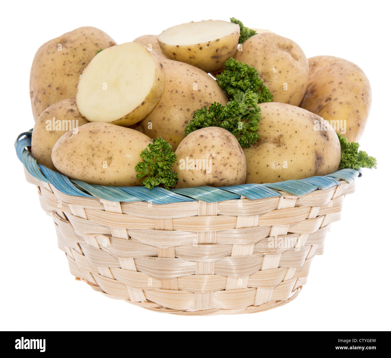 Patate e prezzemolo in un cestello isolato su bianco Foto Stock