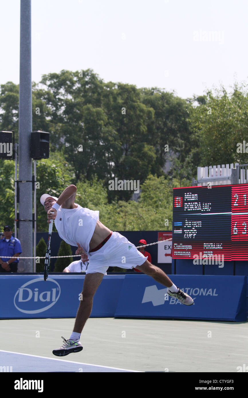 Giocatore di tennis servire serve che serve Foto Stock