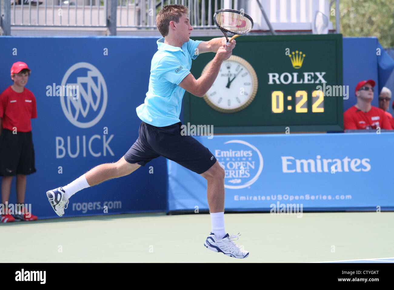 Giovane giocatore di tennis Racchetta jump torneo di oscillazione Foto Stock