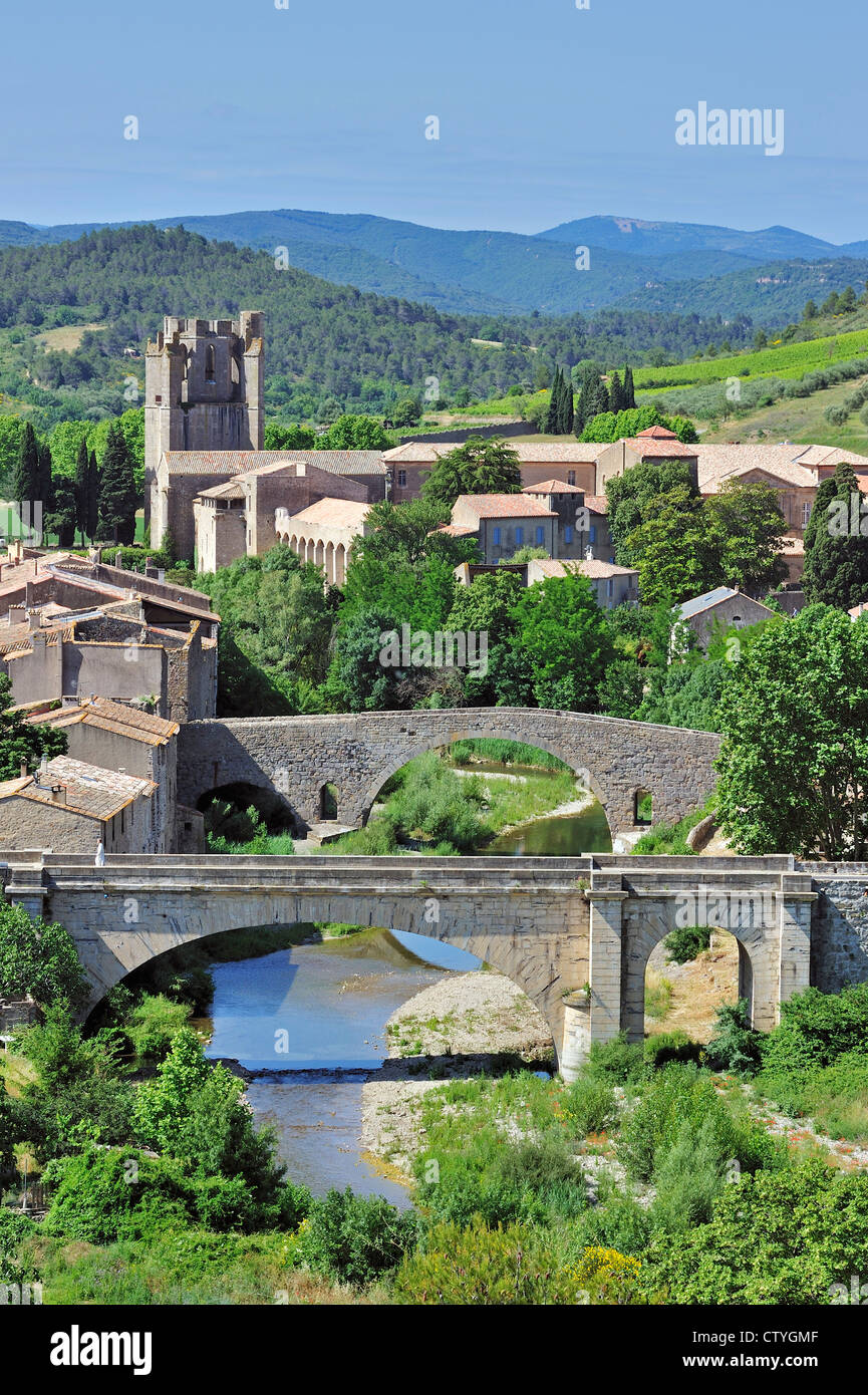 Villaggio e Abbazia di Santa Maria di Lagrasse / Abbaye Sainte-Marie de Lagrasse / Sainte-Marie d'Orbieu, Pirenei, Francia Foto Stock