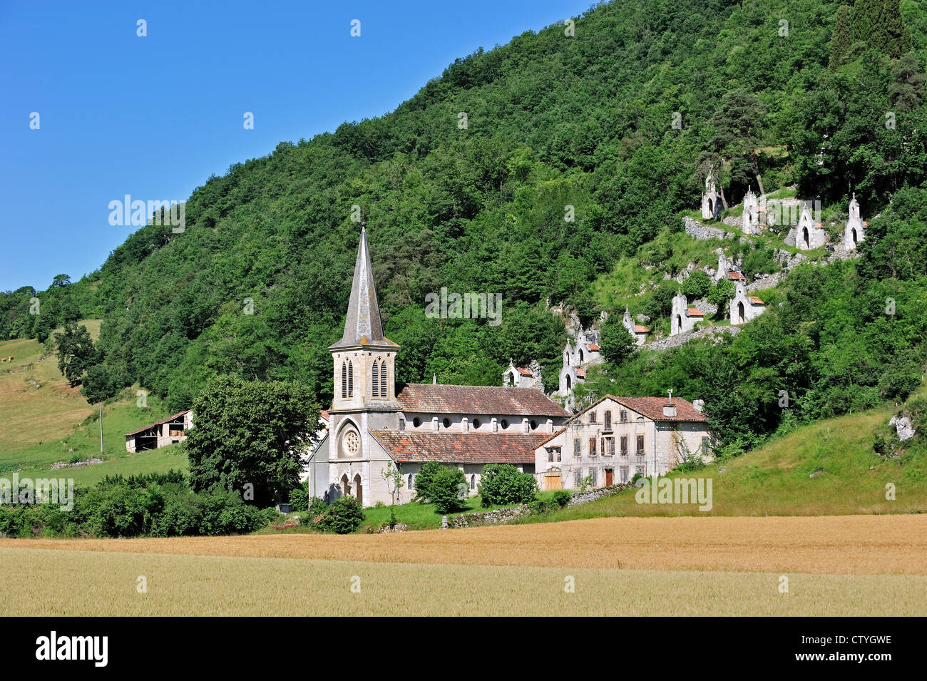 Raynaude la chiesa e la sua via della croce nei pressi di Mas-d'Azil, Ariège, Midi-Pirenei, Pirenei, Francia Foto Stock