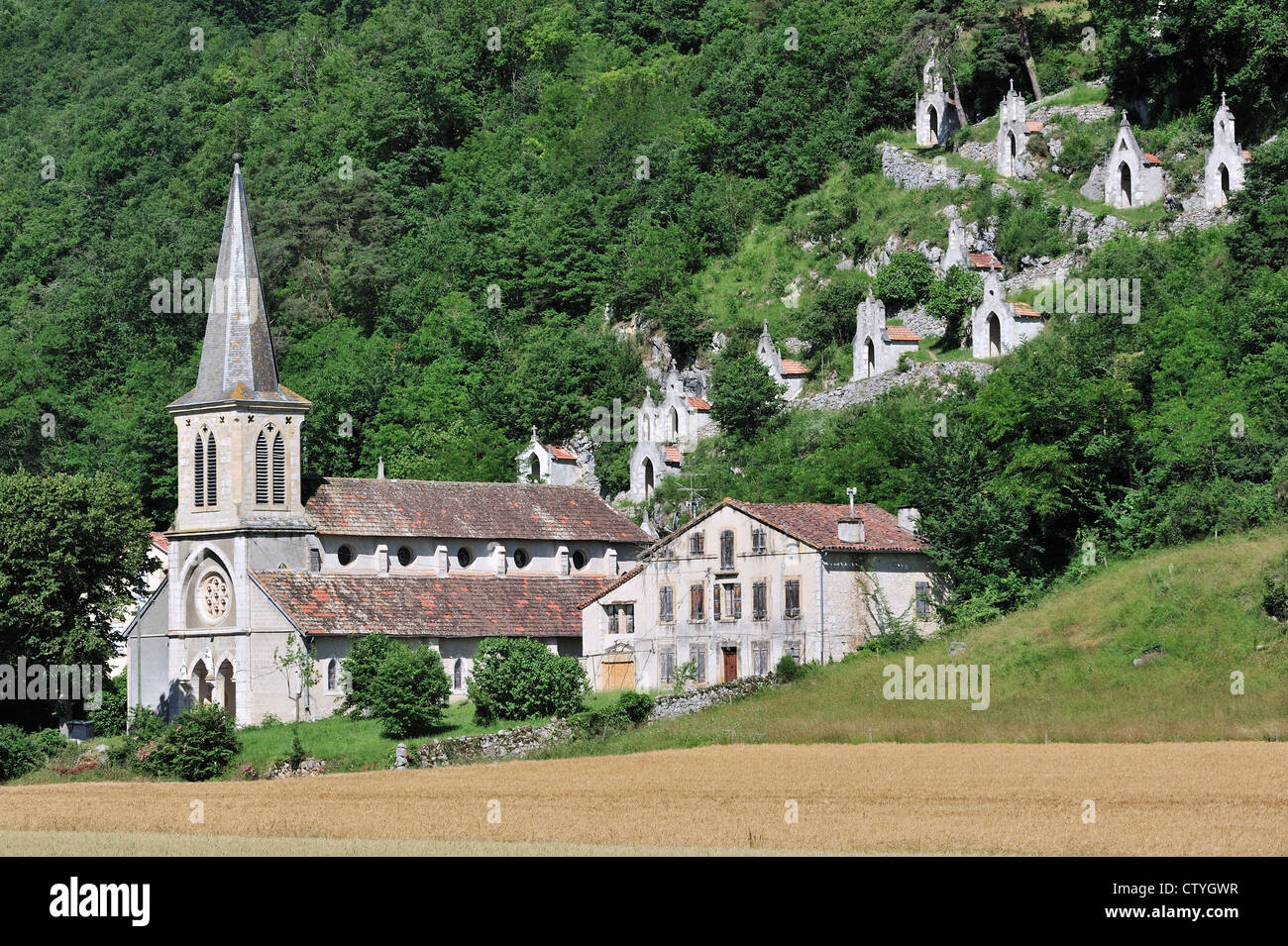 Raynaude la chiesa e la sua via della croce nei pressi di Mas-d'Azil, Ariège, Midi-Pirenei, Pirenei, Francia Foto Stock
