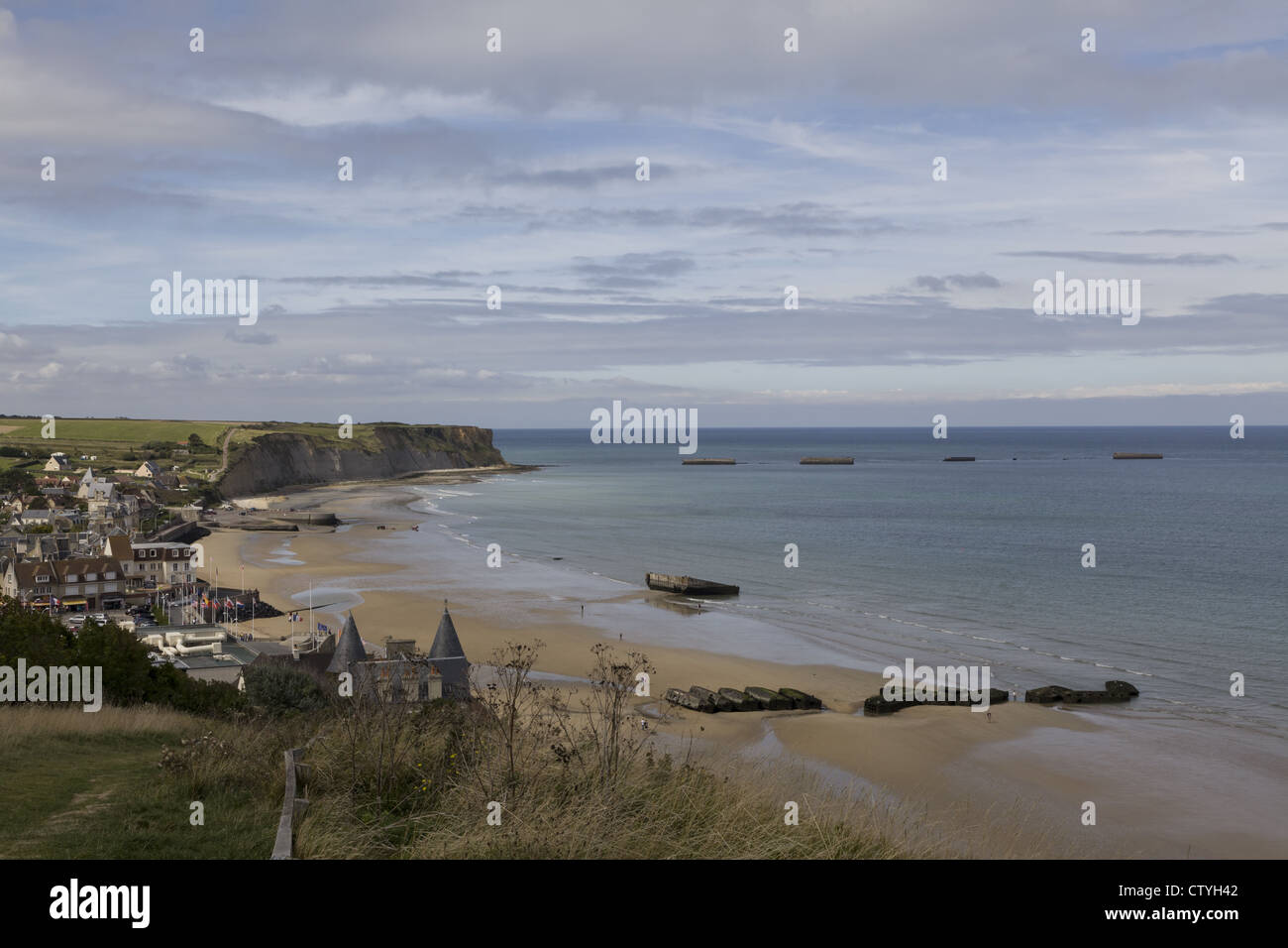 Una vista di Arromanches, Normandia, Francia con i resti del D-Day Porto di gelso Foto Stock
