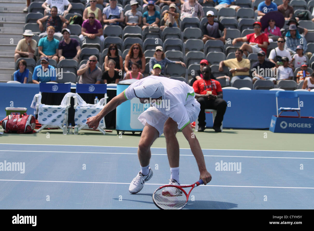 Giocatore di tennis cadendo corte pubblico Foto Stock