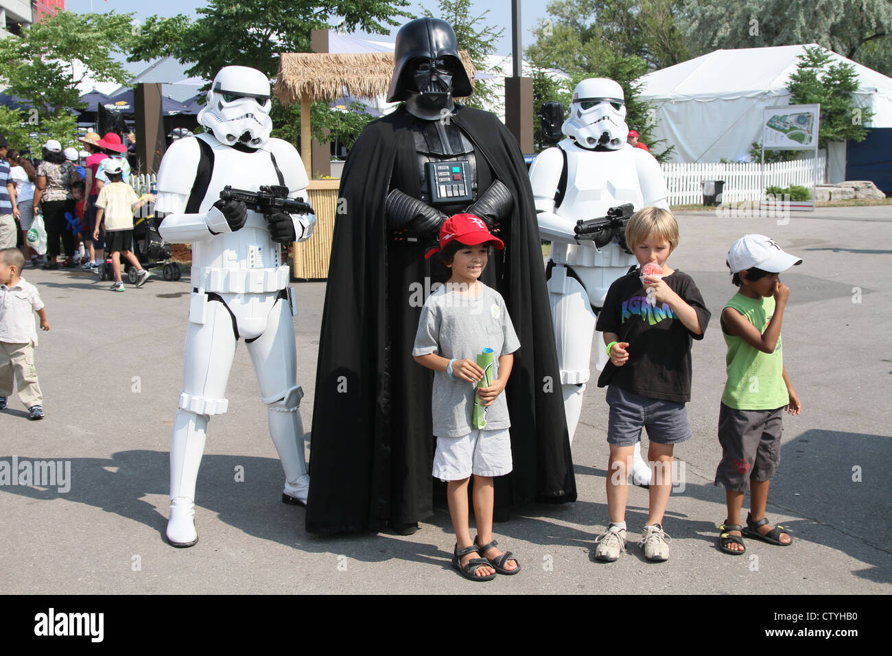 Star wars buio Vader stormtrooper kids in posa Foto Stock