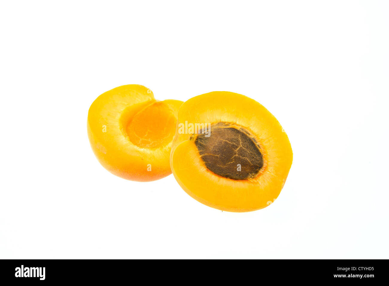 Fresche Albicocche tagliate a metà - studio shot con uno sfondo bianco Foto Stock