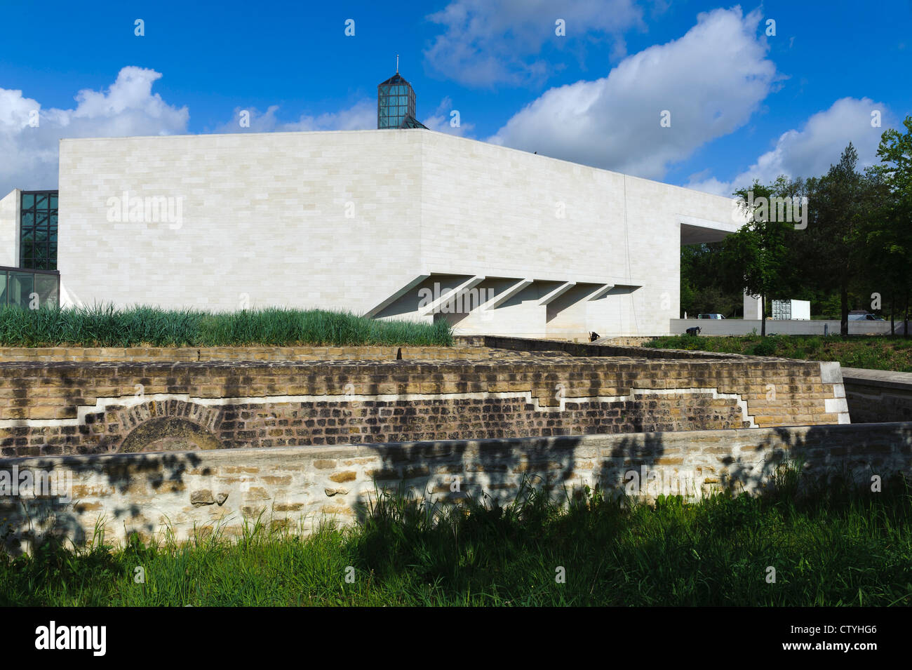 Fort Thüngen e Mudam-Musée d'Art Moderne Grand-Duc Jean sul Kirchberg, architetto Ieoh Ming Pei, Città del Lussemburgo Foto Stock