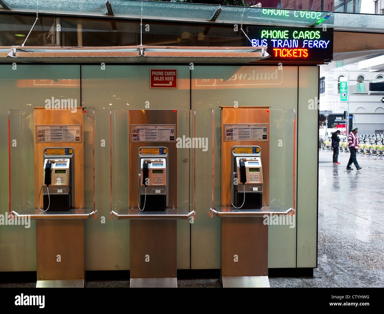 Telefoni pubblici in una strada a Brisbane Foto Stock