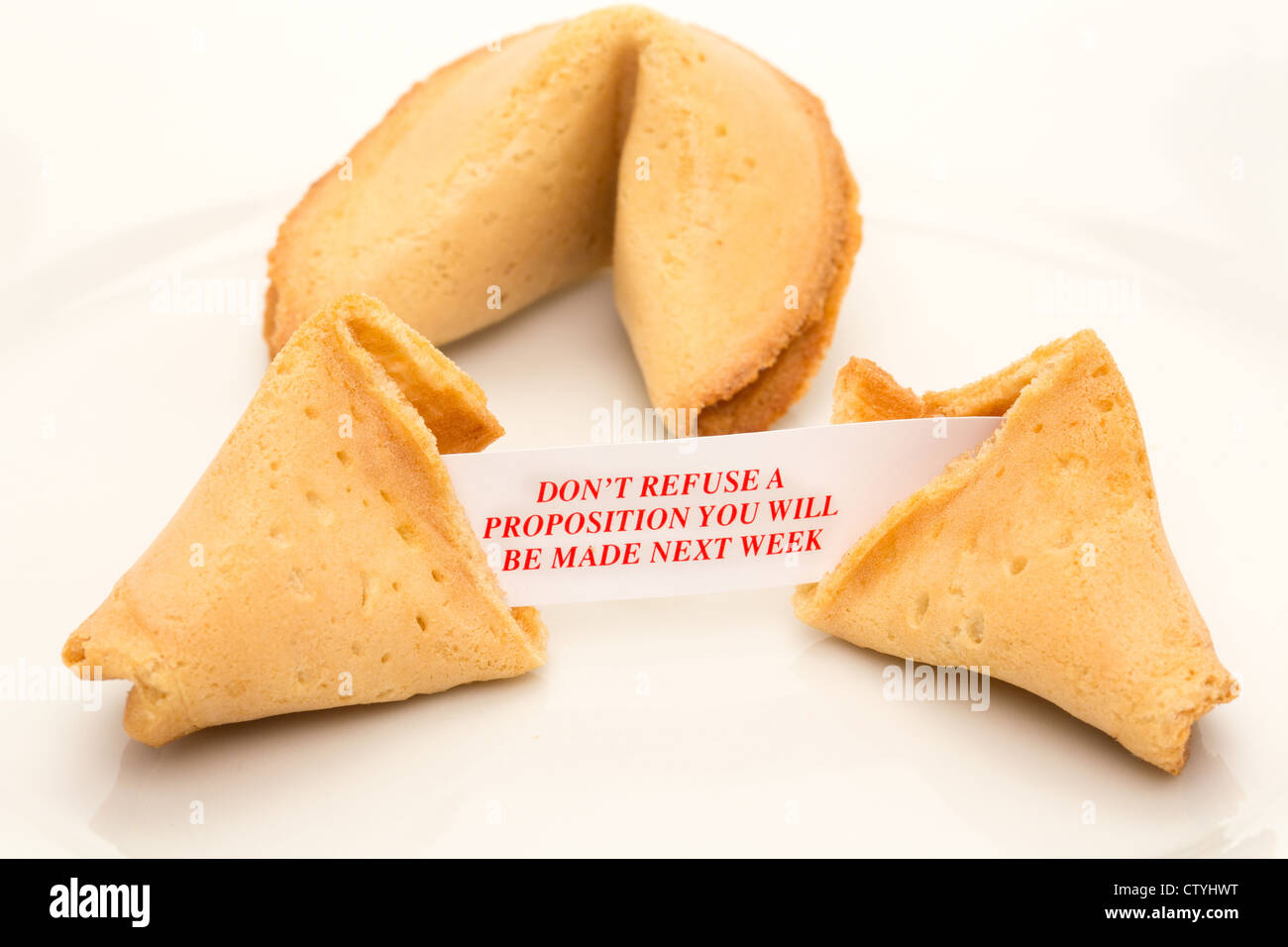 Fortune cookie su una piastra con il messaggio ' Non rifiutare una proposizione si sarà fatta la prossima settimana' - studio shot Foto Stock
