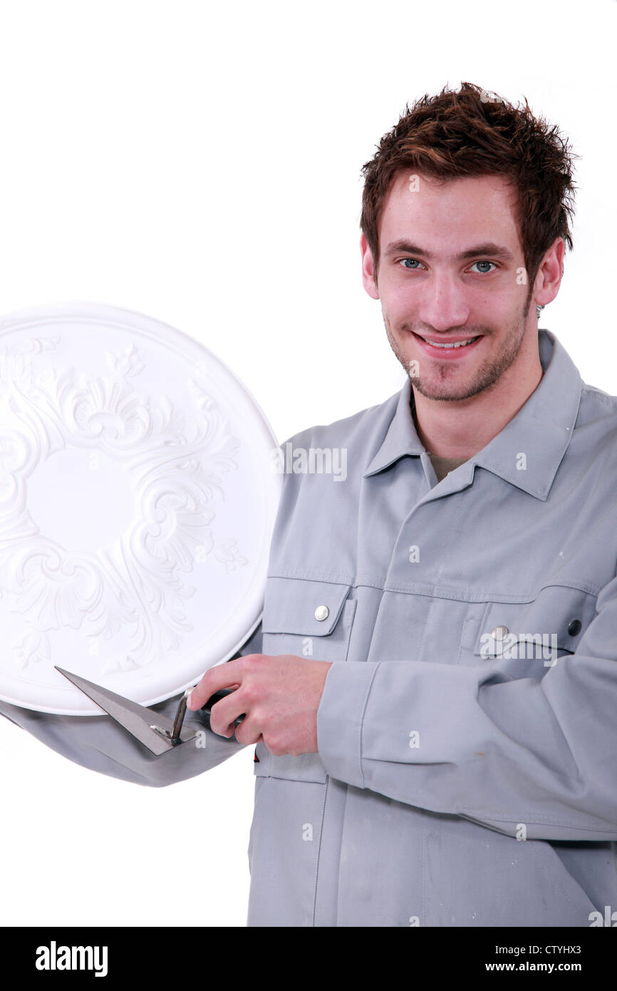 Un artigiano con tre giorni di stoppia che mostra il suo stampaggio in gesso Foto Stock