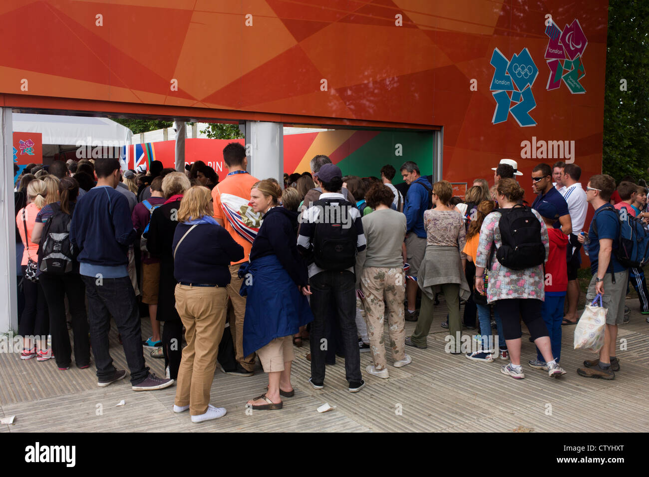 Le code e la folla presso l'ingresso ufficiale di Londra 2012 merchandise shop - ore prima di un altro successo gold medal win, questa volta dal Team GB triatleta Alistair Brownlee negli uomini Triathlon durante il London 2012 Giochi Olimpici. La metà settimana l'evento sorprendentemente ha attirato enorme folla nella capitale più grande pubblico (Royal) park per un evento, di solito non attirare le famiglie con bambini che tutti hanno goduto del bel tempo e le temperature di facile. (Più didascalie in descrizione) .. Foto Stock