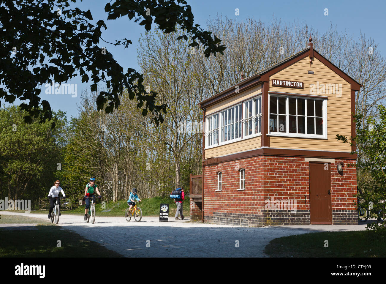 Hartington signalbox presso la vecchia stazione di Hartington, Tissington Trail, Parco Nazionale di Peak District, Derbyshire, Inghilterra Foto Stock