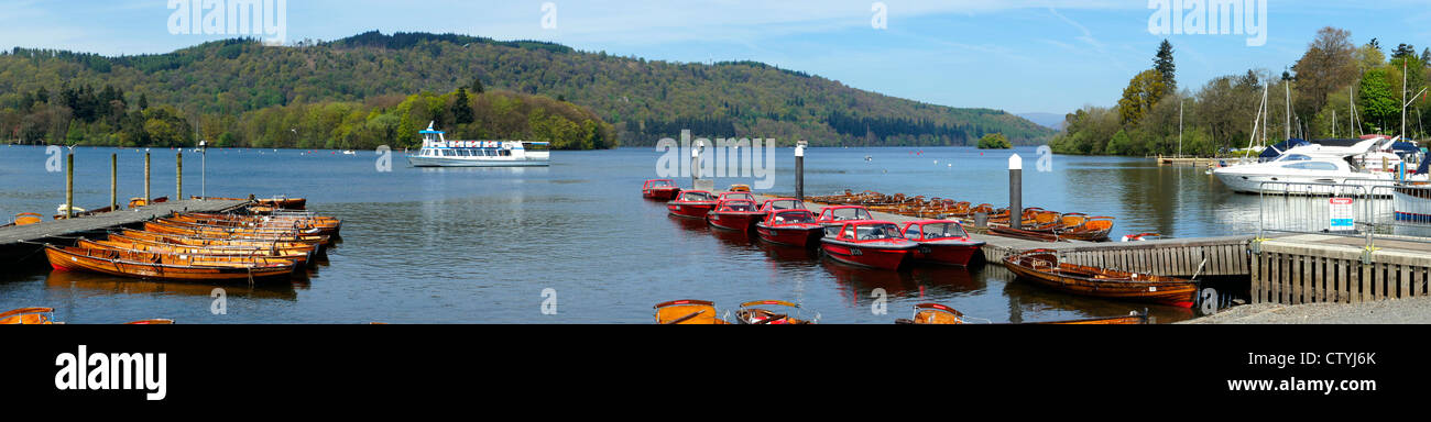 Panoramica di barche sul lago di Windermere da Bowness-on-Windermere in Cumbria, Inghilterra. Foto Stock