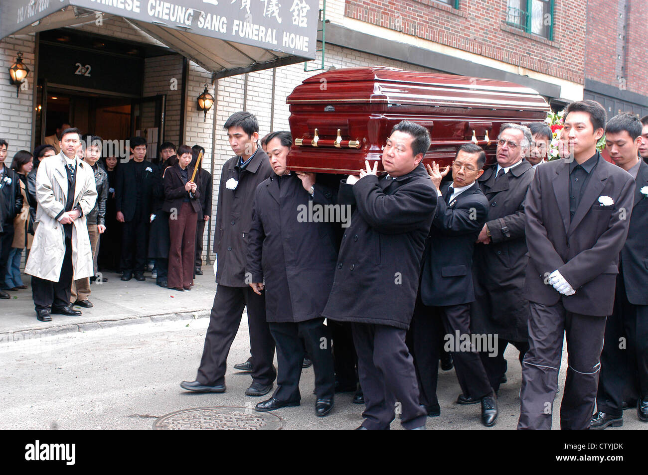 I funerali a Chinatown il 22 febbraio 2004. (© Francesca M. Roberts) Foto Stock