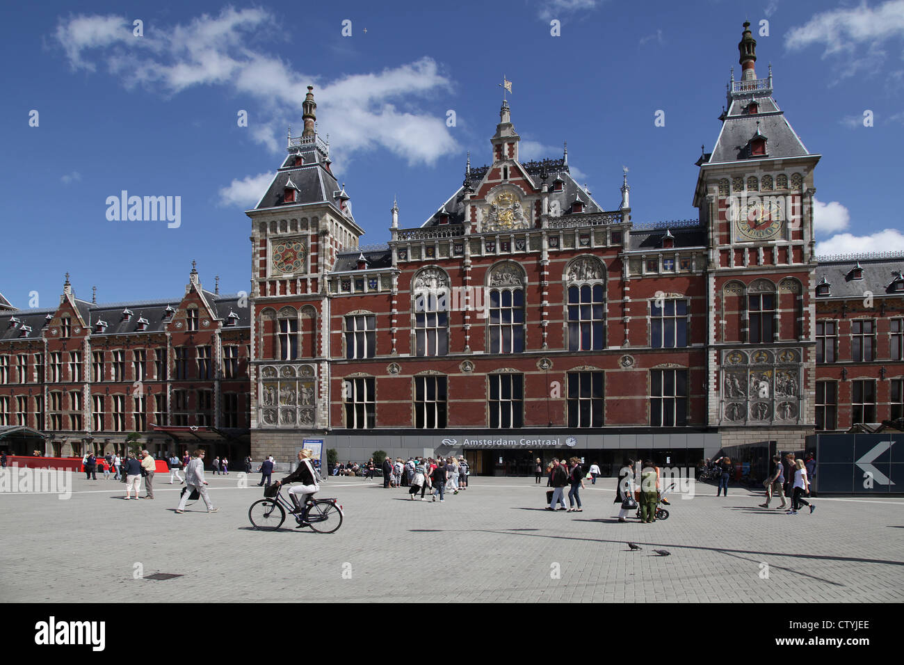 Stazione centrale di Amsterdam. Stationsplein Amsterdam. Europa Paesi Bassi Foto Stock
