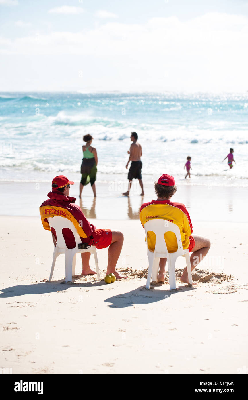Australian bagnini sul dovere del cilindro sulla spiaggia di North Stradbroke Island nel Queensland, in Australia. Foto Stock