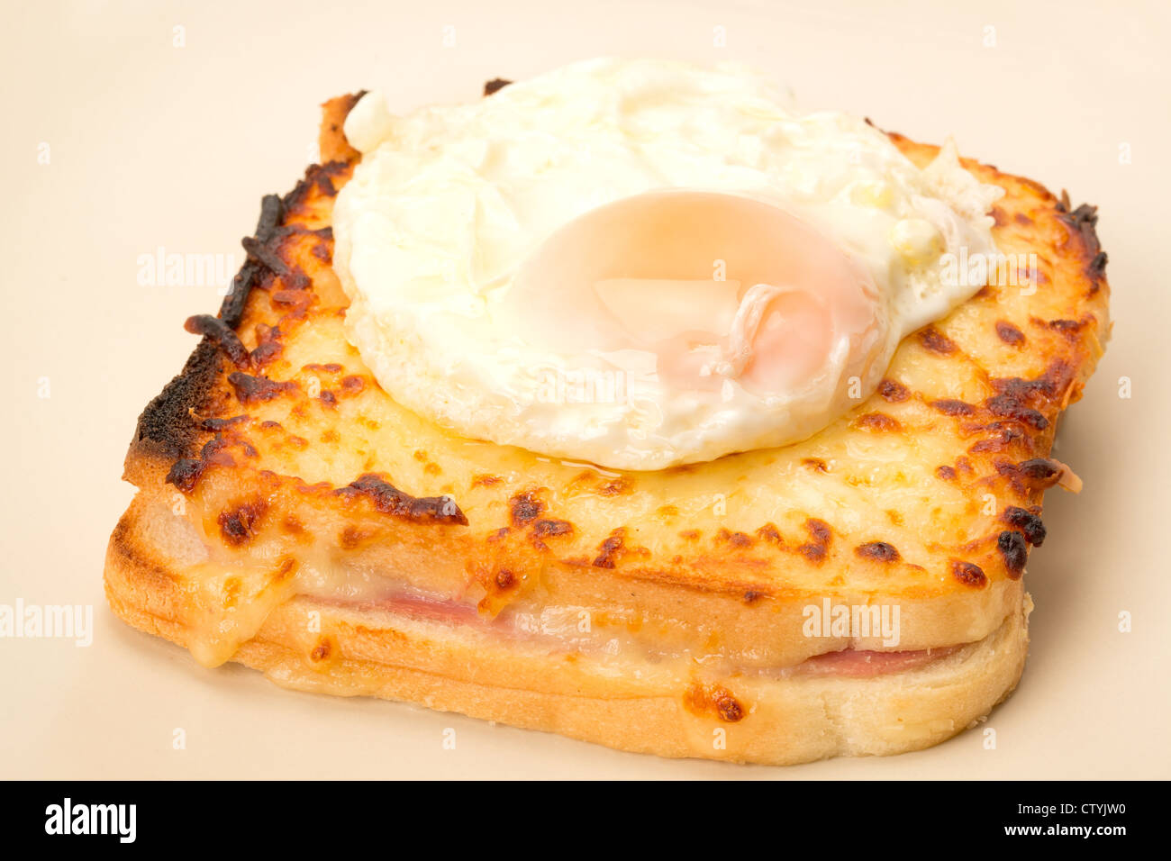 Classica francese sandwich tostato o Croque Madame con un uovo fritto sopra del formaggio tostato - studio shot Foto Stock