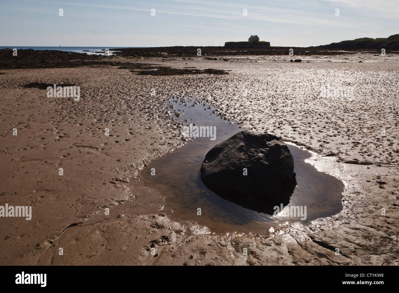 St Cwyfan la Chiesa (la Chiesa in mare), Cribinau isola vicino Aberffraw, Anglesey, Galles Foto Stock