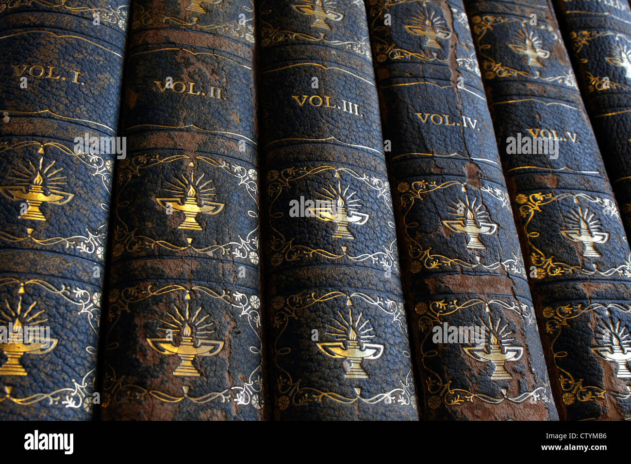 Vecchio e ben indossato libri: i bambini di enciclopedie su uno scaffale Foto Stock