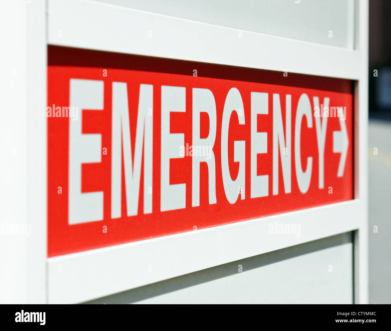 Un rosso accesso di emergenza all'entrata di un ospedale Foto Stock