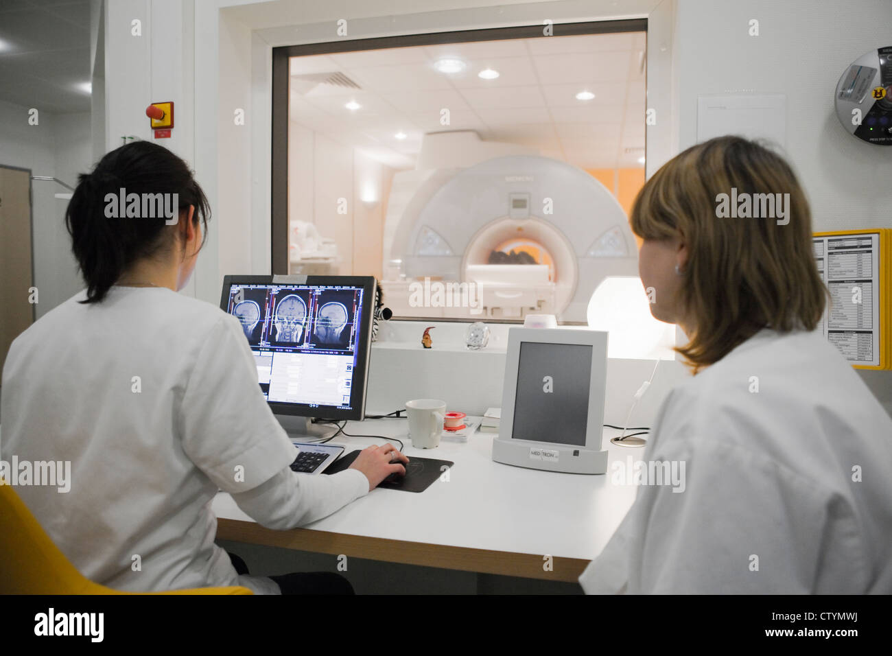 Donne medico e tecnico durante un cervello MRI scan Foto Stock