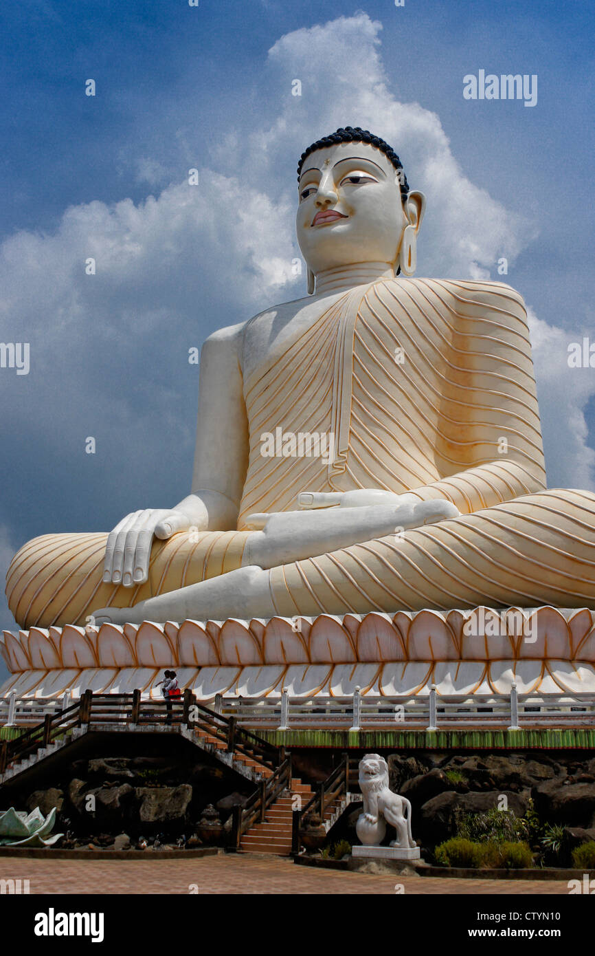 Grande Buddha seduto a Kande Vihara tempio buddista, Aluthgama, Sri Lanka Foto Stock