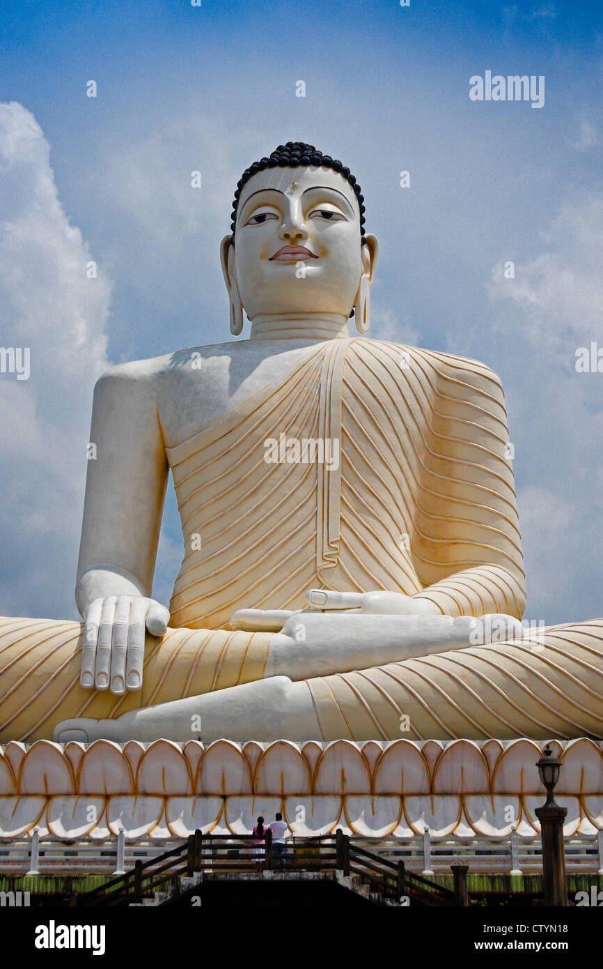 Grande Buddha seduto a Kande Vihara tempio buddista, Aluthgama, Sri Lanka Foto Stock