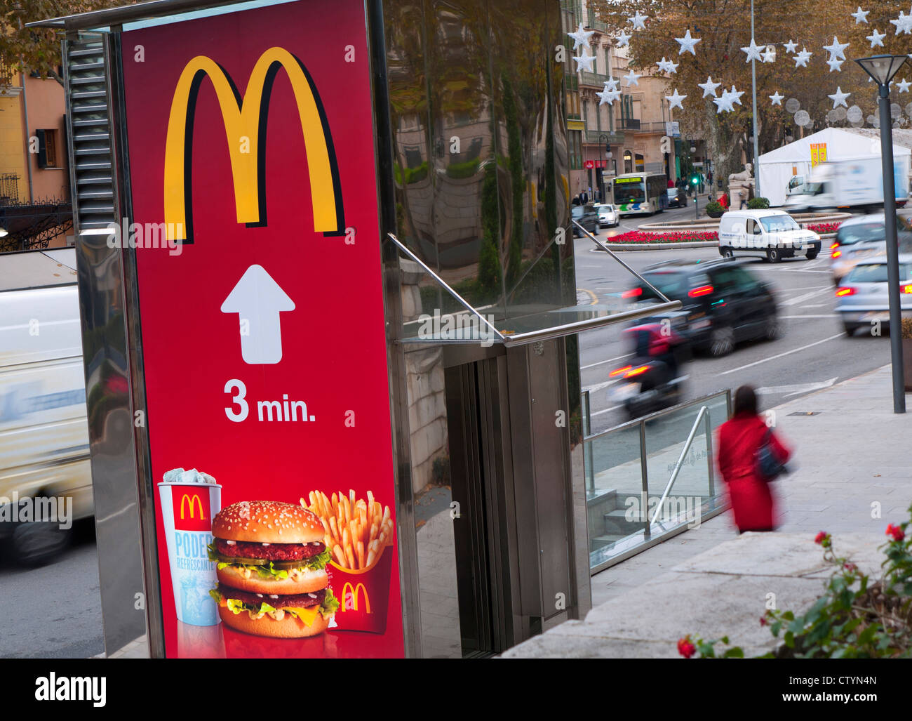 Poster sulla strada trafficata pubblicità McDonalds fast food takeaway uscita 3 minuti Palma Mallorca Spagna Spain Foto Stock