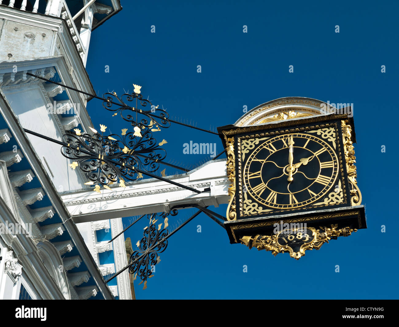 John Aylward rinomata ornato Guildhall orologio datato 1683 mostra 2 ore , nel centro storico di Guildford High Street Surrey UK Foto Stock