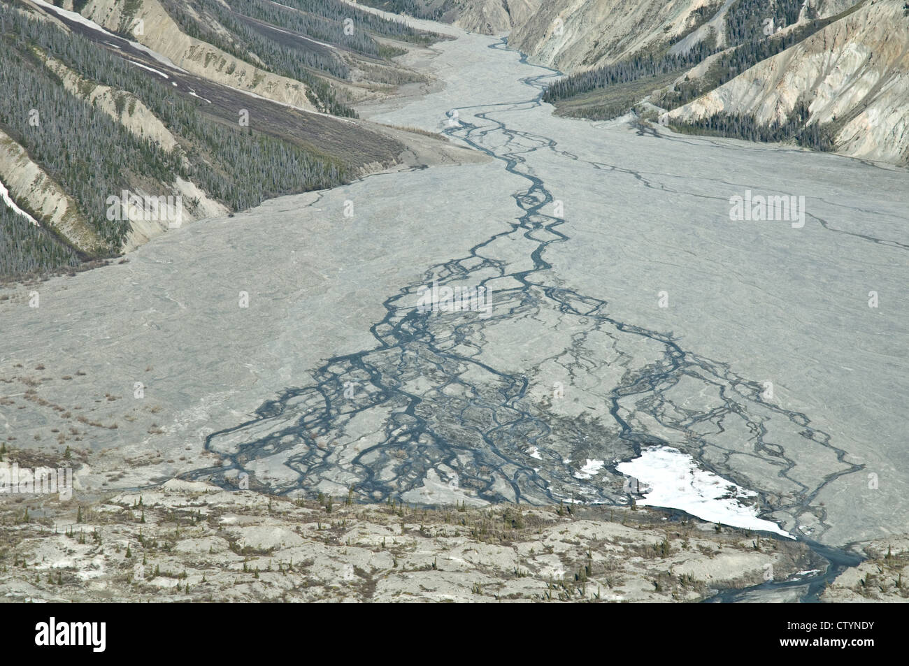 Una vista aerea di un fiume affluente boreale che scorre verso il fiume Slims nel Parco Nazionale di Kluane, nel territorio di Yukon, Canada. Foto Stock