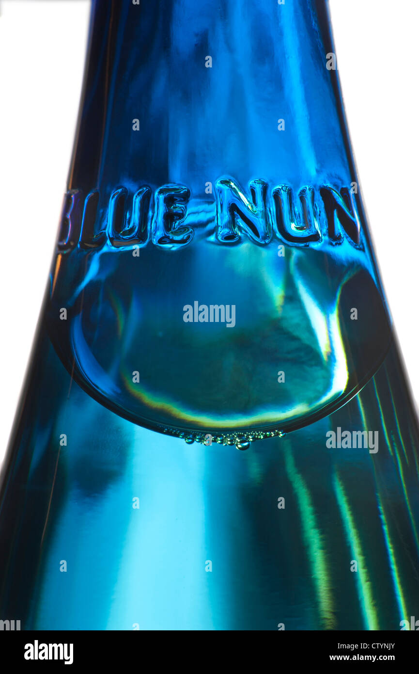Vista ravvicinata del rilievo di vetro etichetta sul collo del tedesco Blue Nun Rivaner Riesling bianco bottiglia di vino Foto Stock