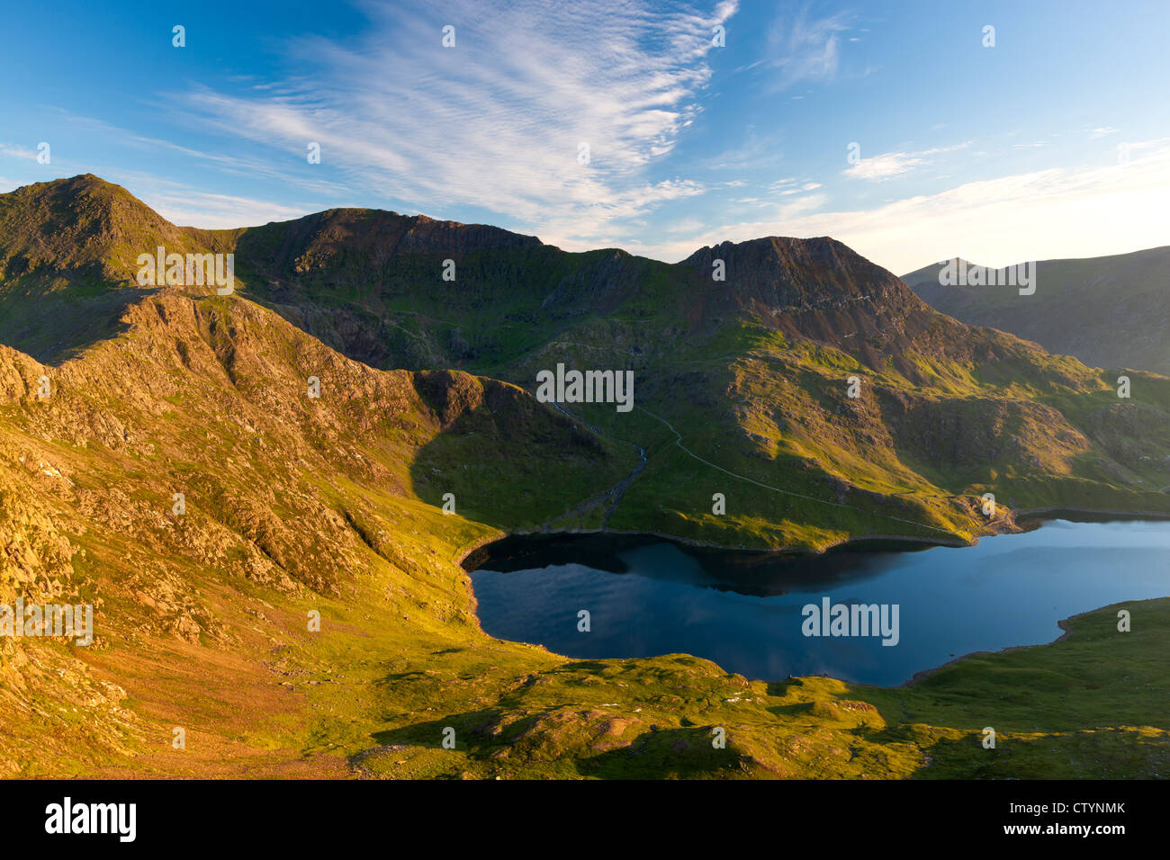 Snowdon, Garnedd Ugain, Presepe Goch oltre Llyn Llydaw, Snowdon Horseshoe, Parco Nazionale di Snowdonia, Gwynedd, Wales, Regno Unito, Europa Foto Stock
