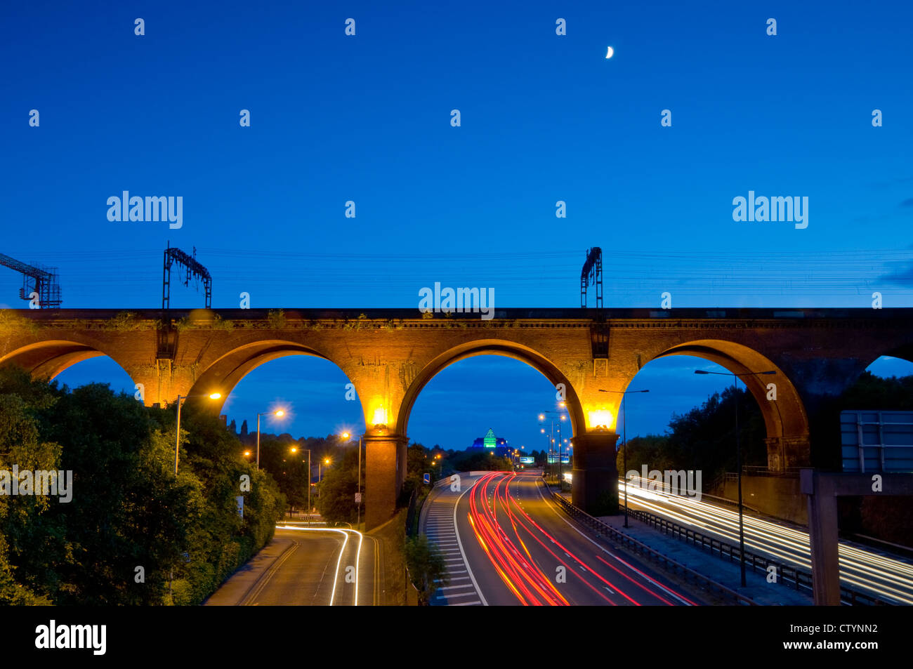 Un binario ferroviario su un viadotto a Stockport, Greater Manchester, Inghilterra Foto Stock