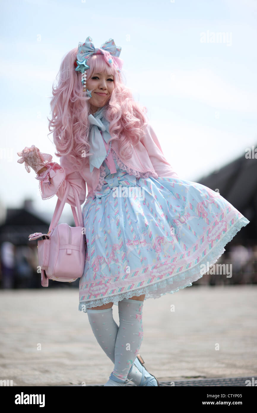 Vestito ragazza giapponese in posa per le strade di Tokyo, Giappone Foto Stock