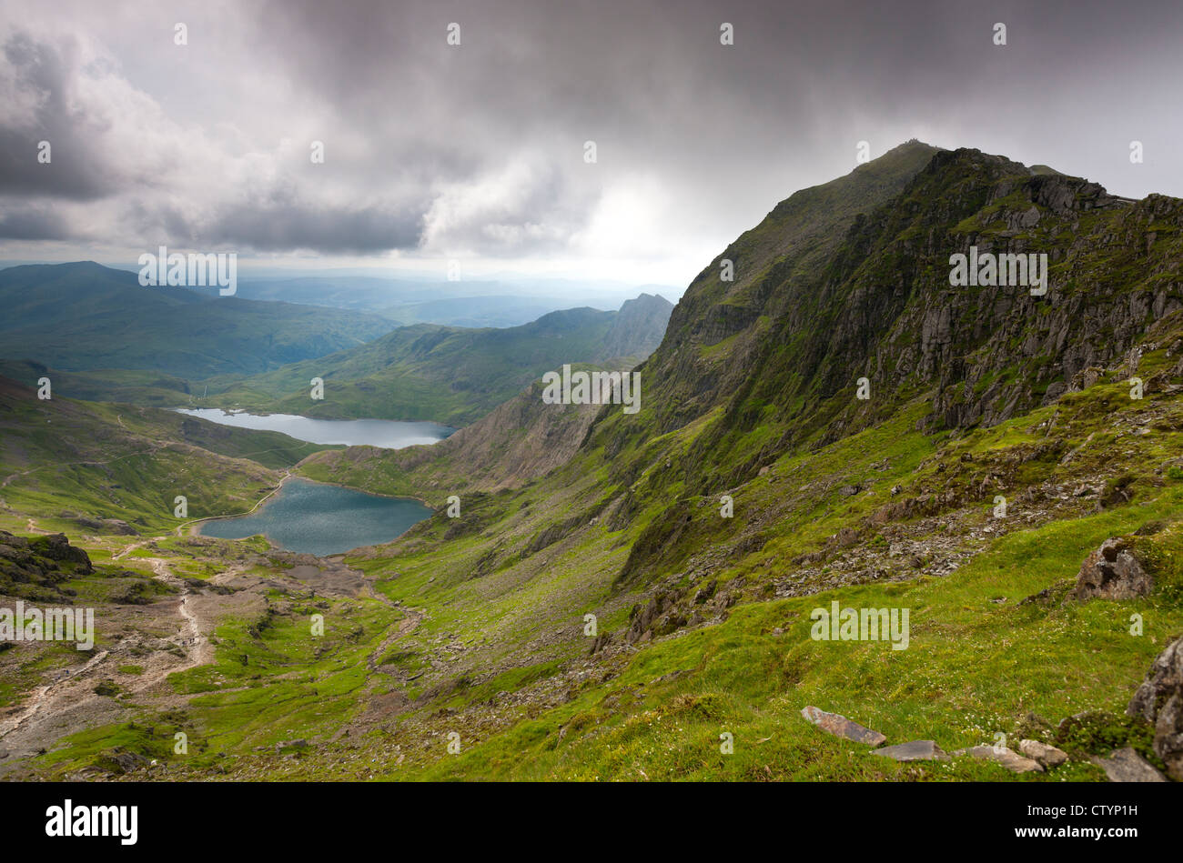 Vista da Pyg via verso il monte Snowdon, Snowdonia National Park, il Galles Foto Stock