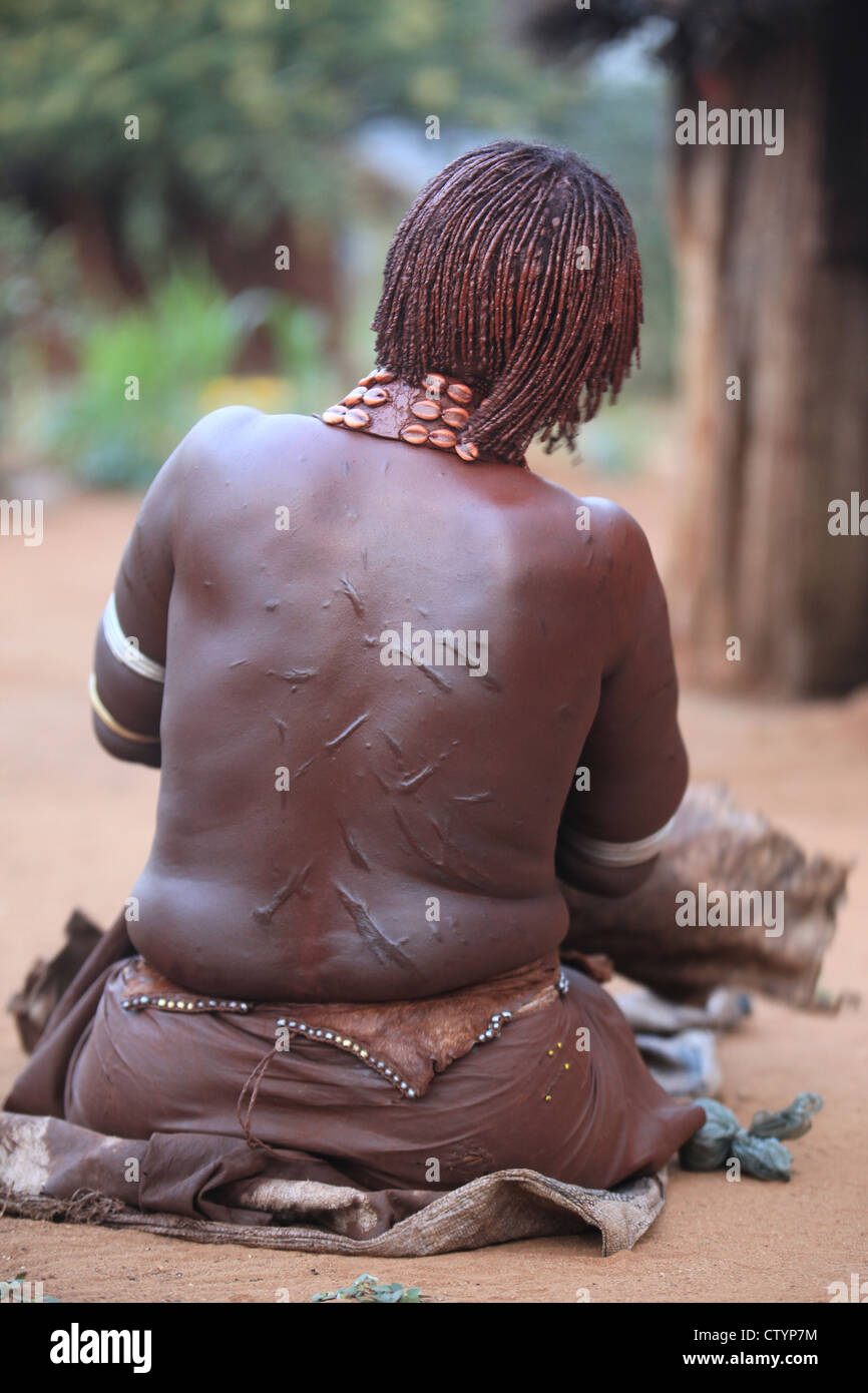 Donna tribale con cicatrici sulla sua schiena, valle dell'Omo Etiopia Foto Stock