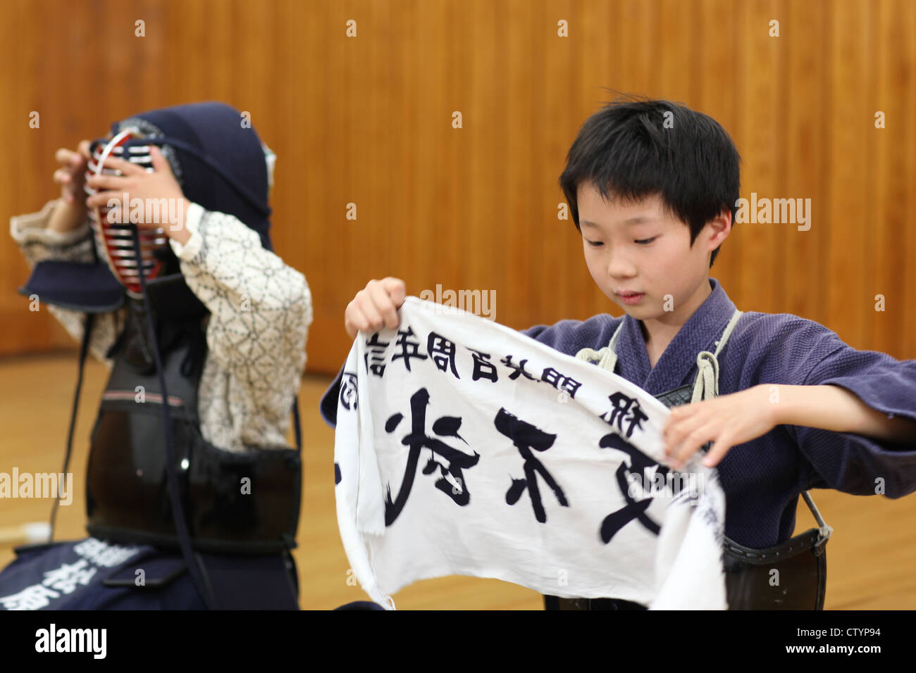 Bambini giapponesi in una lezione di Kendo, arti marziali Foto Stock