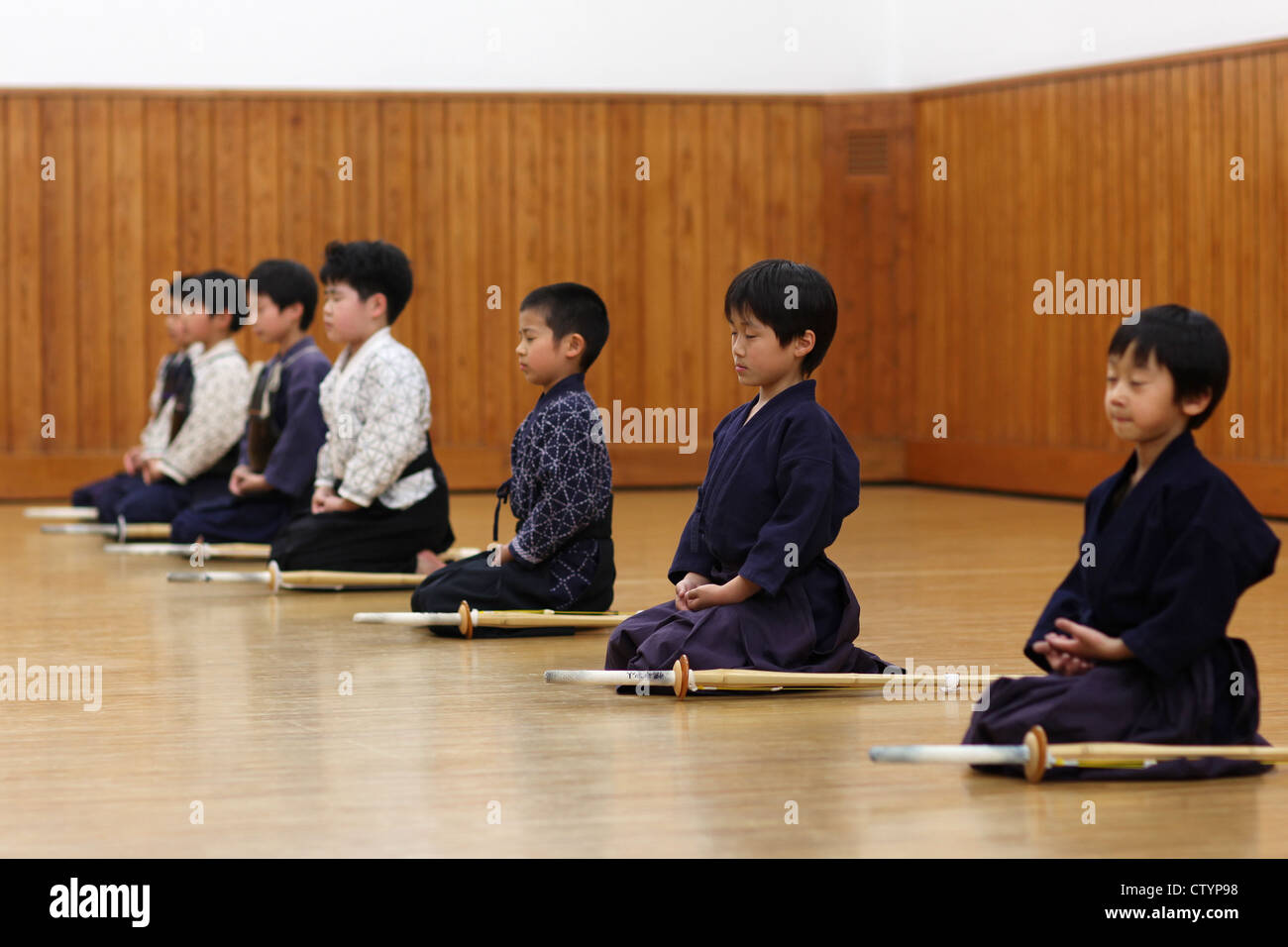 Bambini giapponesi in una lezione di kendo Foto Stock